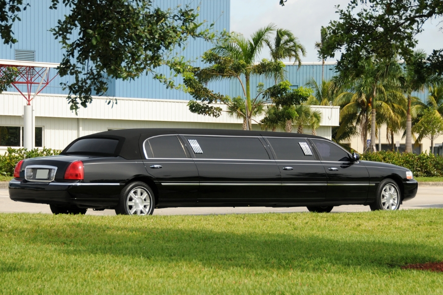What Are Some Reasons to Choose a Shuttle Airport Service